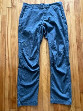 Arc'teryx Trim Fit Grey Chino Pants Men's Size 32